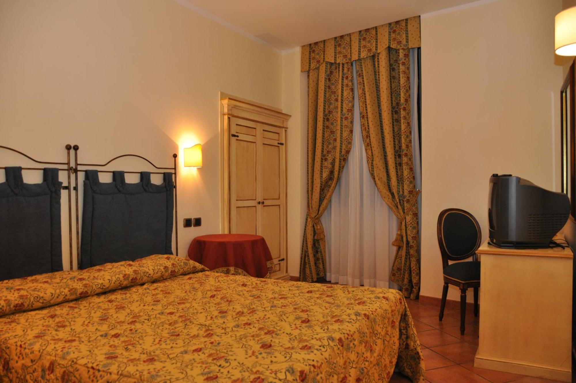 Hotel Urbano V Montefiascone Dış mekan fotoğraf