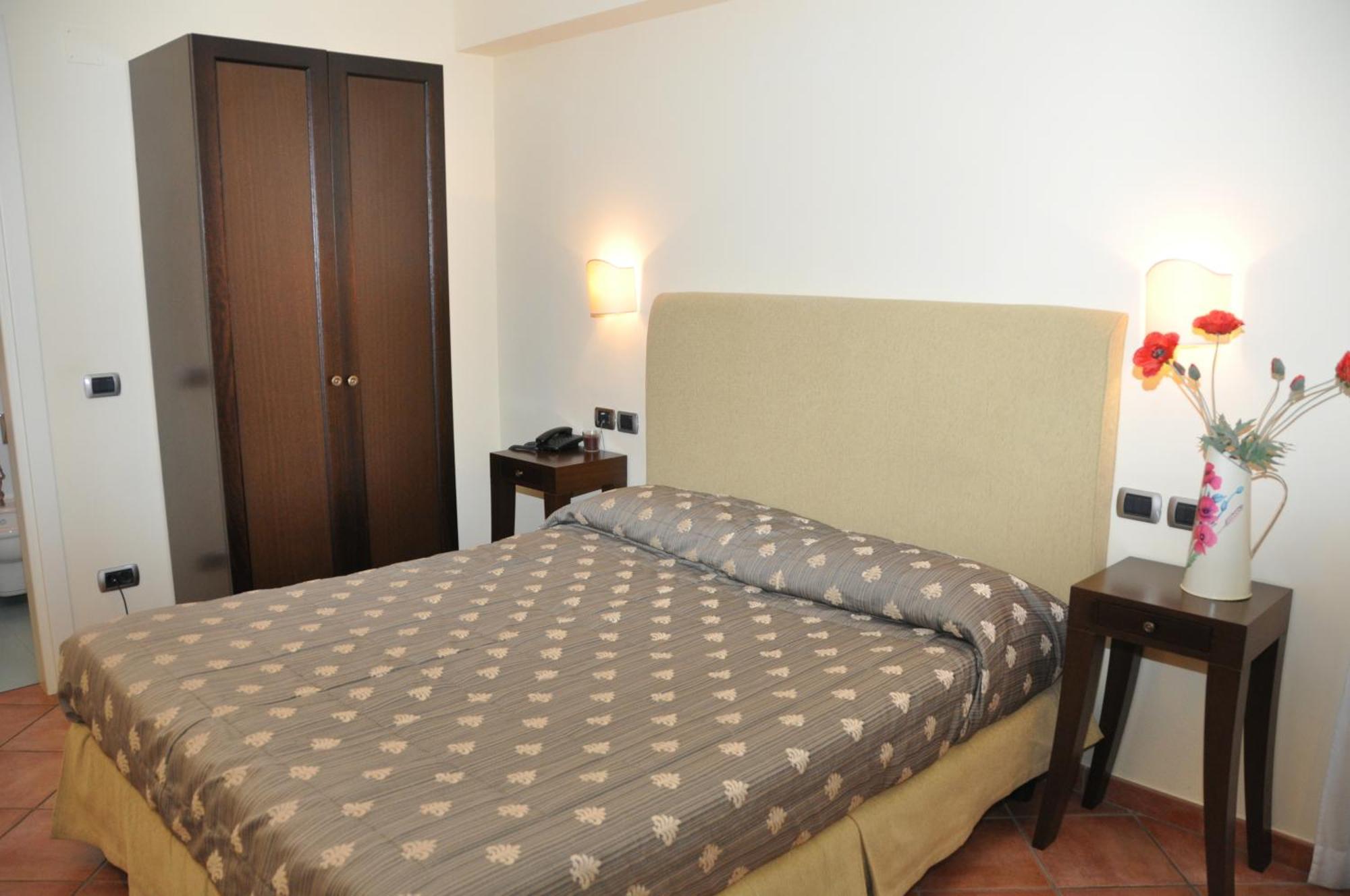 Hotel Urbano V Montefiascone Dış mekan fotoğraf