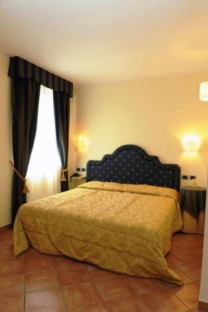 Hotel Urbano V Montefiascone Oda fotoğraf