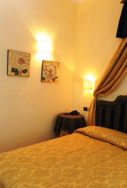 Hotel Urbano V Montefiascone Oda fotoğraf