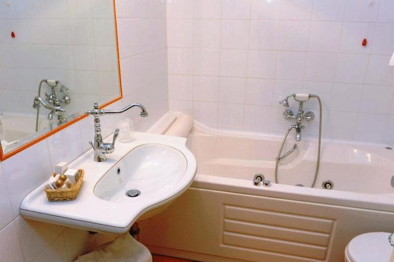 Hotel Urbano V Montefiascone Oda fotoğraf