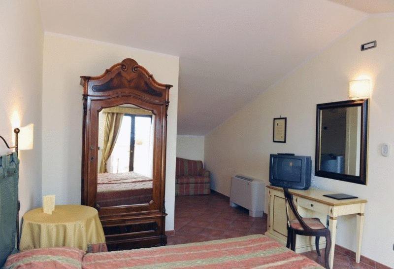 Hotel Urbano V Montefiascone Oda fotoğraf