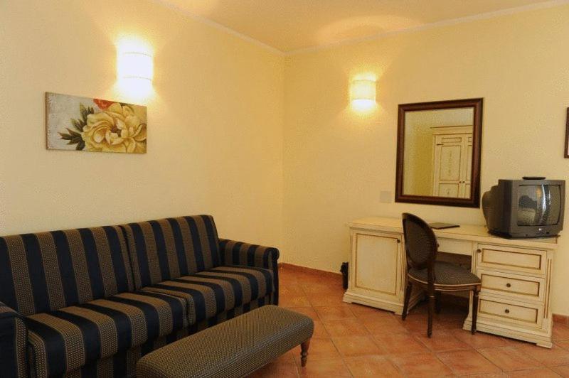 Hotel Urbano V Montefiascone Oda fotoğraf