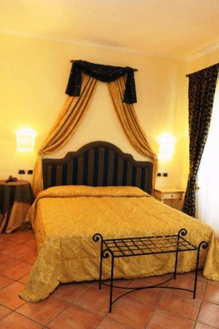 Hotel Urbano V Montefiascone Oda fotoğraf